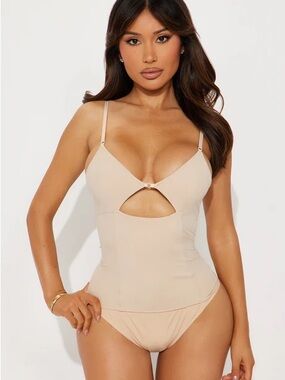 💲 NWT Beige Cutout Slimming Cami Top - Women